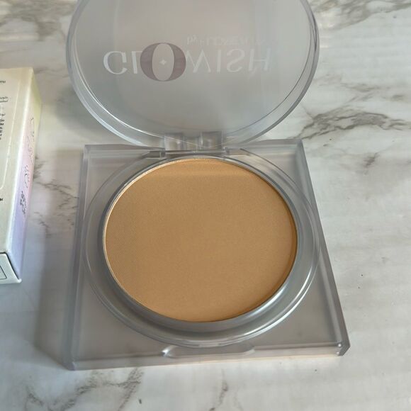 HUDA BEAUTY GloWish luminous Vegan pressed Powder in 1.5 fair cool - Picture 5 of 5
